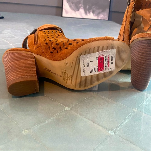 BCBG open toe booties - Picture 4 of 5